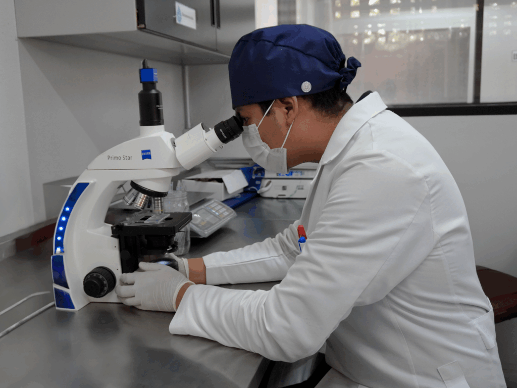 Análisis microbiológico en alimentos y superficies de contacto