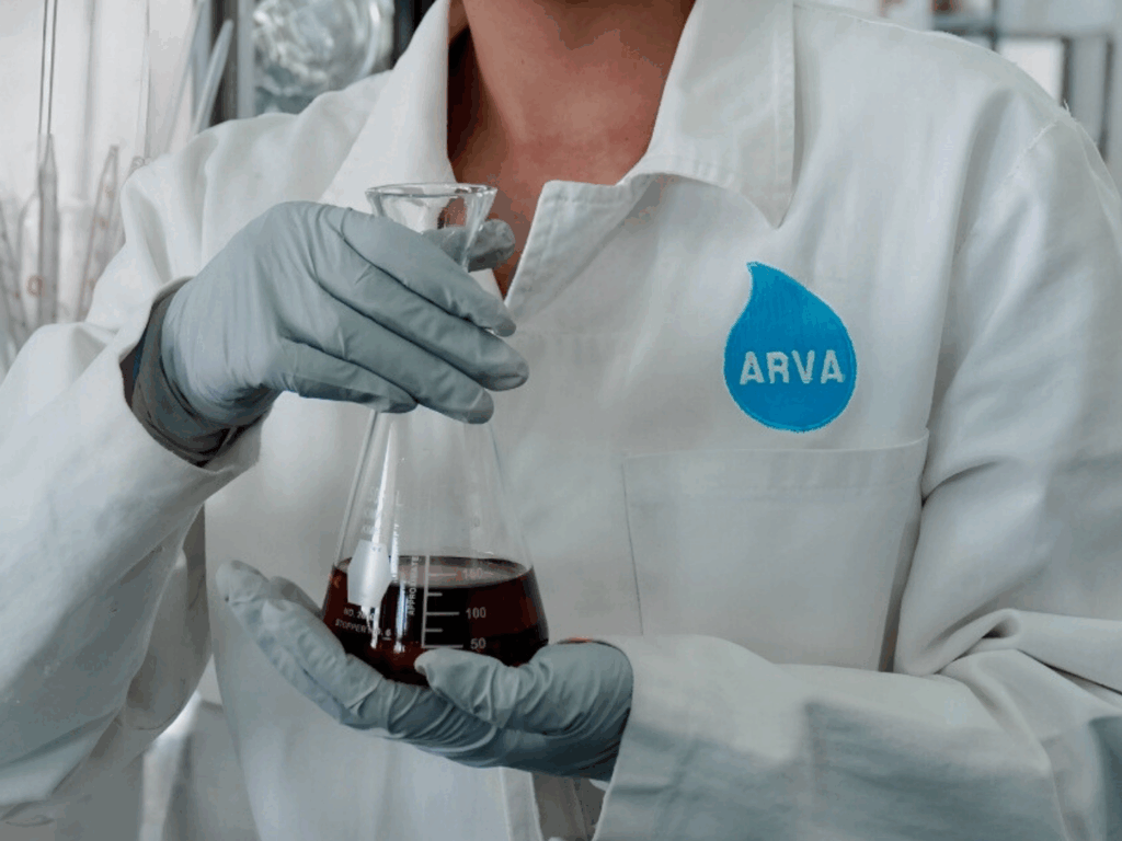 Técnicos de laboratorio realizando análisis químicos